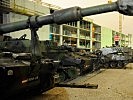 Sechs Kettenfahrzeuge des Bundesheeres sind am Arsenal zur Abfahrt bereit. (Bild öffnet sich in einem neuen Fenster)