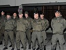Vizeleutnant Kellermayr bei der Befehlsausgabe an die Panzerbesatzungen. (Bild öffnet sich in einem neuen Fenster)