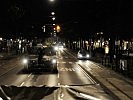Die nächtliche gut abgsicherte Panzerfahrt der mech-Truppe durch Wien. (Bild öffnet sich in einem neuen Fenster)