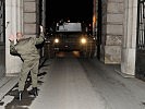 Der Panzerkommandant beim Einweisen des Kampfpanzers "Leopard"... (Bild öffnet sich in einem neuen Fenster)