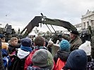 Informationsoffiziere erklärten den Kindern und Jugendlichen ihren Panzer. (Bild öffnet sich in einem neuen Fenster)