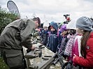 Wissbegierig zeigten sich die Jugendlichen auch bei den Infanteriewaffen. (Bild öffnet sich in einem neuen Fenster)