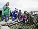 Das überschwere Maschinengewehr wurde von den Jugendlichen bestaunt. (Bild öffnet sich in einem neuen Fenster)