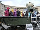 Die Traglast des Arbeits- und Transportbootes der Pioniere wird getestet. (Bild öffnet sich in einem neuen Fenster)
