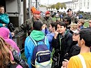 Schüler der 3. Klasse der NMS/Arfritschgasse mit Militärkommandant Wagner. (Bild öffnet sich in einem neuen Fenster)