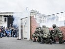Die Besucher erleben die Soldaten aus nächster Nähe. (Bild öffnet sich in einem neuen Fenster)