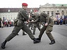 ...demonstrieren die Soldaten... (Bild öffnet sich in einem neuen Fenster)