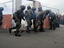 KPE-Soldaten bei ihrer Vorführung. (Bild öffnet sich in einem neuen Fenster)