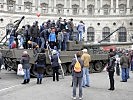 Der Kampfpanzer "Leopard" wurde von den Besuchern erstürmt. (Bild öffnet sich in einem neuen Fenster)