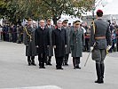Ein Offizier der Garde meldet zu Beginn an Bundespräsident Heinz Fischer. (Bild öffnet sich in einem neuen Fenster)