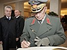 ...und General Commenda beim Eintrag ins Krypta-Buch. (Bild öffnet sich in einem neuen Fenster)