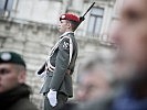 Ein Soldat der Garde während den Kranzniederlegungen. (Bild öffnet sich in einem neuen Fenster)