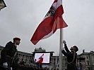 Die Bundesdienstflagge wird gehisst. (Bild öffnet sich in einem neuen Fenster)