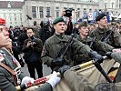 Diese Soldaten sprechen das Gelöbnis an der Insignie. (Bild öffnet sich in einem neuen Fenster)