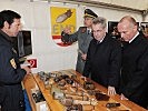 Klug, Fischer und Wagner mit Spezialisten des Entminungsdienstes. (Bild öffnet sich in einem neuen Fenster)