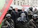 ...und Bundespräsident Fischer mit Soldaten des Jägerbataillons 25. (Bild öffnet sich in einem neuen Fenster)