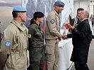 Verteidigungsminister Klug übergibt Hauptmann Glittenberg den Hauptpreis. (Bild öffnet sich in einem neuen Fenster)