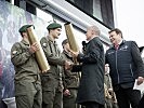 Minister Klug gratuliert den Siegern aus Kärnten beim "Panna-KO"-Turnier. (Bild öffnet sich in einem neuen Fenster)