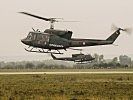 Zwei Agusta Bell 212 Hubschrauber heben in Langenlebarn ab. (Bild öffnet sich in einem neuen Fenster)