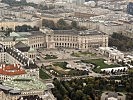 Aus dieser Perspektive sieht man den Wiener Heldenplatz nur selten. (Bild öffnet sich in einem neuen Fenster)