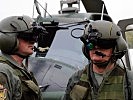 Die Piloten mit dem "Helmed Mounted Display" am Helm. (Bild öffnet sich in einem neuen Fenster)