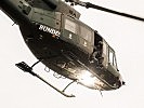 Ein Agusta Bell 212 Hubschrauber kurz vor dem Anlanden am Heldenplatz. (Bild öffnet sich in einem neuen Fenster)