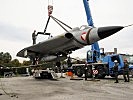 Der Saab "Draken" wird vom Tiefladesystem gehoben. (Bild öffnet sich in einem neuen Fenster)
