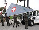 Viele Hände sind beim Zusammenbau des "Draken"-Modells notwendig. (Bild öffnet sich in einem neuen Fenster)