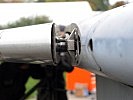 Der Flügel wird am Rumpf des Saab "Draken" befestigt. (Bild öffnet sich in einem neuen Fenster)
