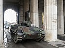 Der Schützenpanzer Saurer fährt durch das Äußere Burgtor. (Bild öffnet sich in einem neuen Fenster)