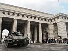 Engstelle passiert: Der Schützenpanzer ist auf dem Heldenplatz. (Bild öffnet sich in einem neuen Fenster)