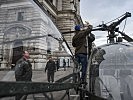 Die Rotorblätter werden am "Alouette" II-Hubschrauber abgebracht. (Bild öffnet sich in einem neuen Fenster)