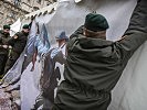 Soldaten des Militärkommandos Wien beim Anbringen von BH-Motivplanen. (Bild öffnet sich in einem neuen Fenster)