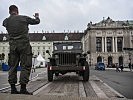Ein Soldat weist den Jeep beim Entladen vom Tiefladesystem ein. (Bild öffnet sich in einem neuen Fenster)