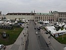 Ansicht auf den Heldenplatz vom Dach der Krypta Richtung inneres Burgtor. (Bild öffnet sich in einem neuen Fenster)