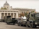 Ein Pionierboot der Melker Pioniere trifft am Wiener Heldenplatz ein. (Bild öffnet sich in einem neuen Fenster)