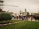 Die ersten Passanten bestaunen bereits die ausgestellten Hubschrauber. (Bild öffnet sich in einem neuen Fenster)