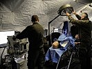 Soldaten der Einsatzunterstützung beim Einrichten eines Sanitätszeltes. (Bild öffnet sich in einem neuen Fenster)