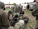Die Miliz präsentiert ein überschweres Maschinengewehr. (Bild öffnet sich in einem neuen Fenster)