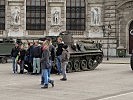 Zahlreiche Passanten fotografieren die Fahrzeuge. (Bild öffnet sich in einem neuen Fenster)