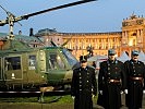 Eine Abordnung der Hoch- und Deutschmeister vor dem AB212-Hubschrauber. (Bild öffnet sich in einem neuen Fenster)