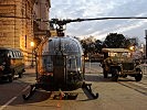 Historisches Militärgerät: VW Bus, "Alouette" II und Jeep. (Bild öffnet sich in einem neuen Fenster)