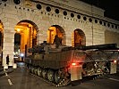 Ein Kampfpanzer "Leopard" 2A4 vor dem Äußeren Burgtor. (Bild öffnet sich in einem neuen Fenster)