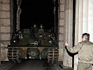 Fingerspitzengefühl ist auch beim Einweisen des Bergepanzers M-88 gefragt. (Bild öffnet sich in einem neuen Fenster)