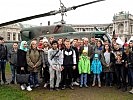 Klug mit einer Schulklasse vor einem AB212-Hubschrauber. (Bild öffnet sich in einem neuen Fenster)