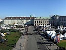 Blick von der Krypta auf den Heldenplatz. (Bild öffnet sich in einem neuen Fenster)