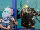Ein Soldat des Jagdkommandos wird im Tauchtruck bestaunt. (Bild öffnet sich in einem neuen Fenster)