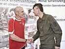 Der Wiener Militärkommandant, Brigadier Kurt Wagner, gratuliert Kleinpaul. (Bild öffnet sich in einem neuen Fenster)
