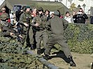 Die Milizsoldaten des Jägerbataillons Wien demonstrieren ihr Können. (Bild öffnet sich in einem neuen Fenster)