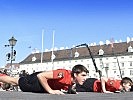 Liegestütztraining der Gardesoldaten am Heldenplatz. (Bild öffnet sich in einem neuen Fenster)